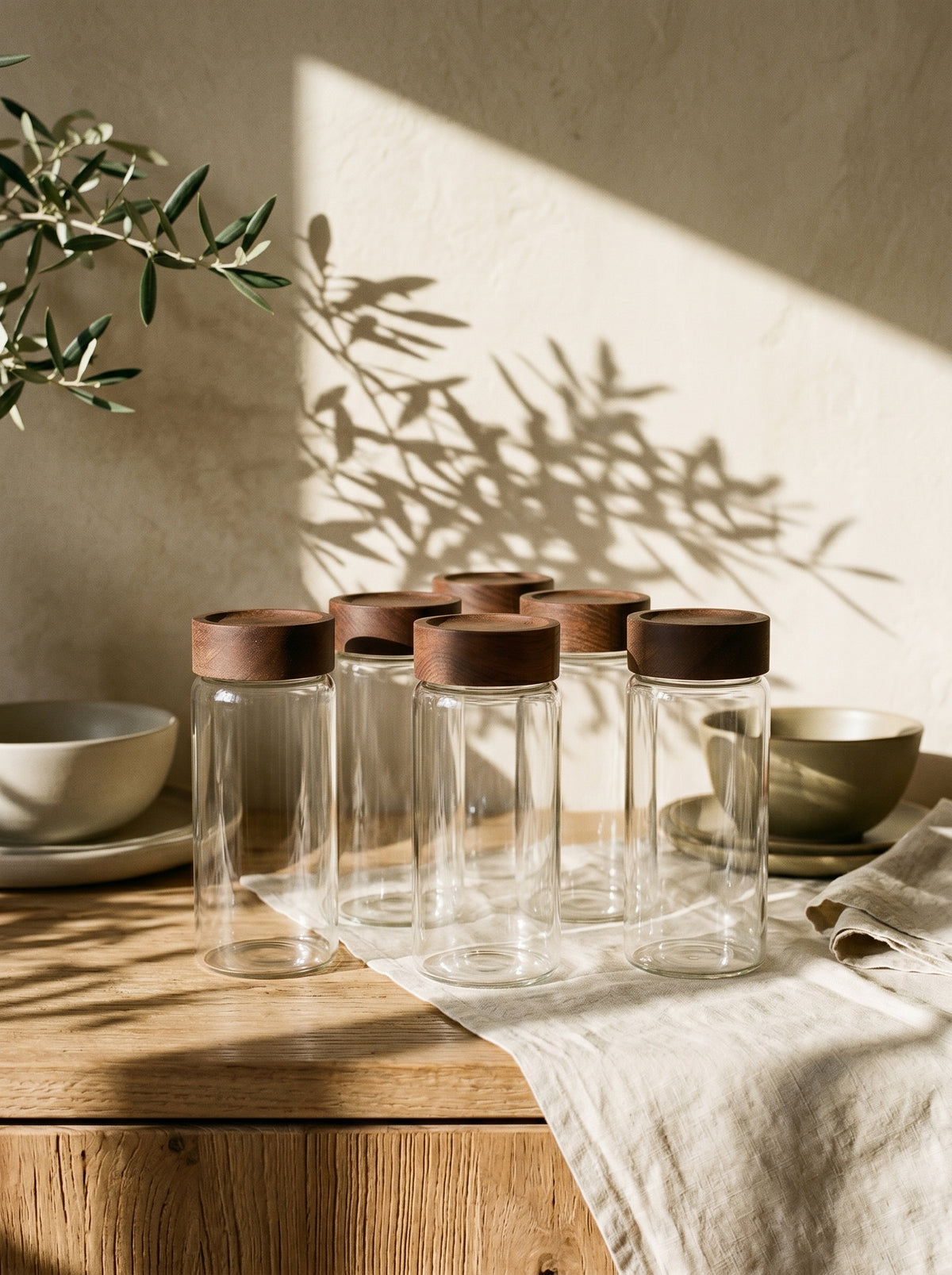Lot de 6 pots à épices en bois d’acacia, 15 cm, en situation, lumière naturelle – Maison Azuria