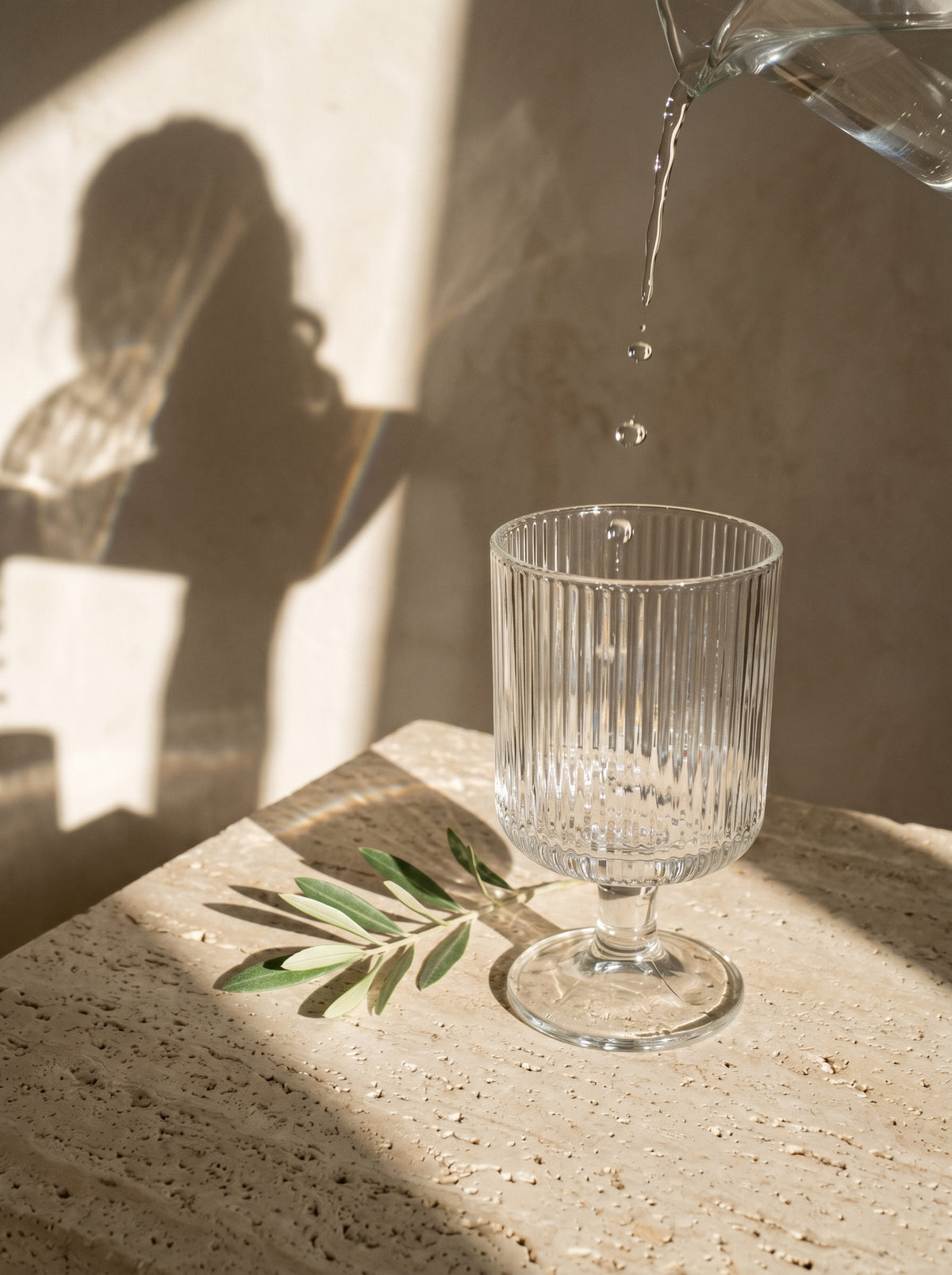 Lot de 6 verres à pied striés Lines, mise en scène sur une table dressée – Maison Azuria