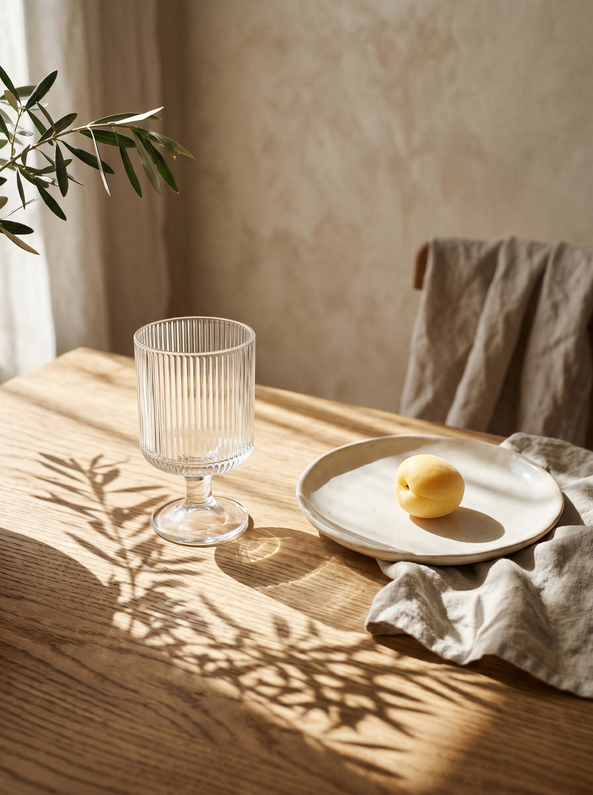 Lot de 6 verres à pied striés Lines, en situation, lumière naturelle – Maison Azuria