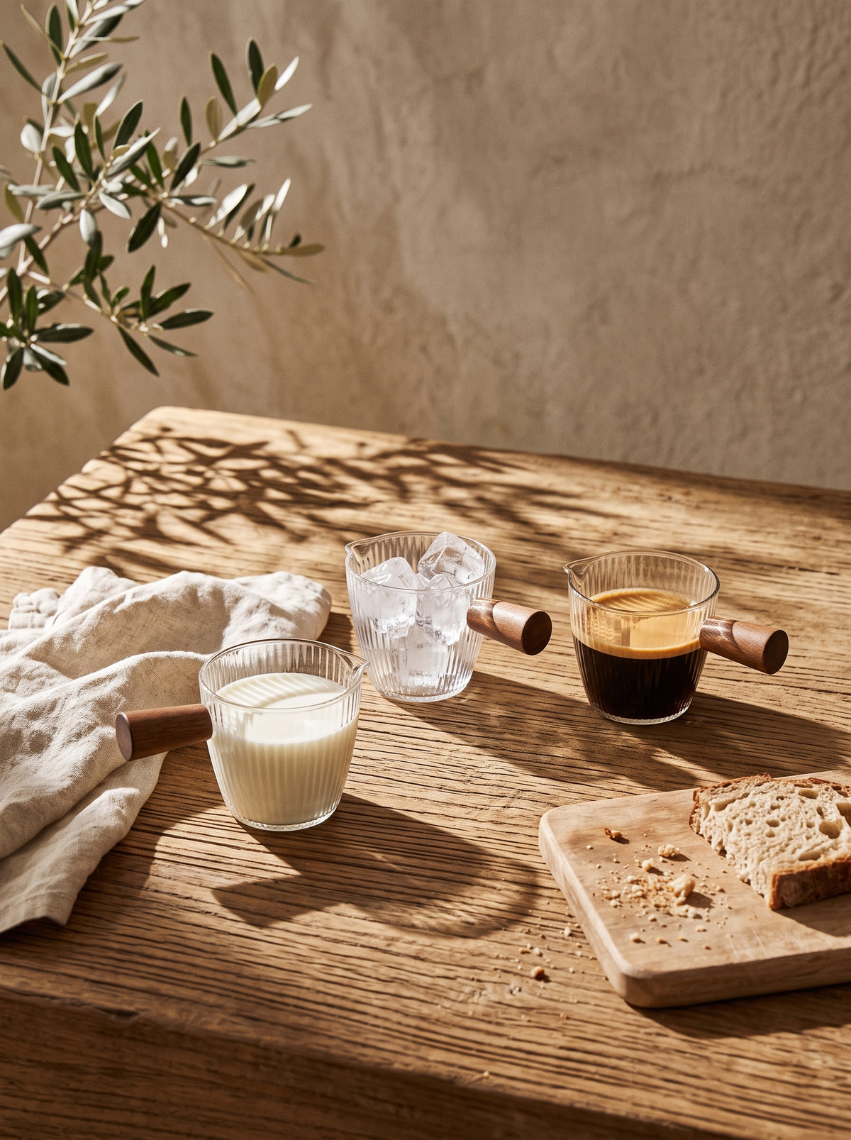 Petit Pot à lait en verre, dans un décor de table sobre – Maison Azuria