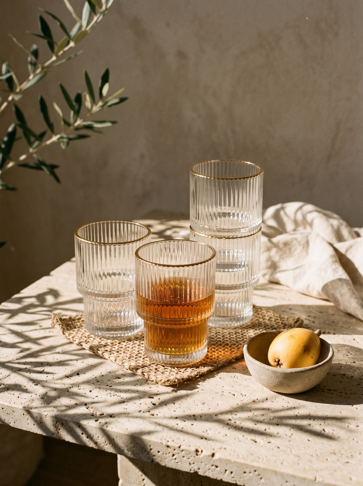 Lot de 6 petit Verres Lines, Liseré Doré, en situation, lumière naturelle – Maison Azuria