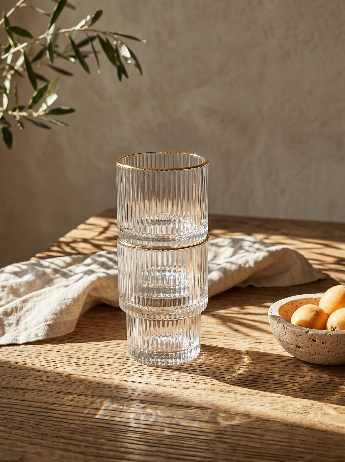 Lot de 6 petit Verres Lines, Liseré Doré, dans un décor de table sobre – Maison Azuria