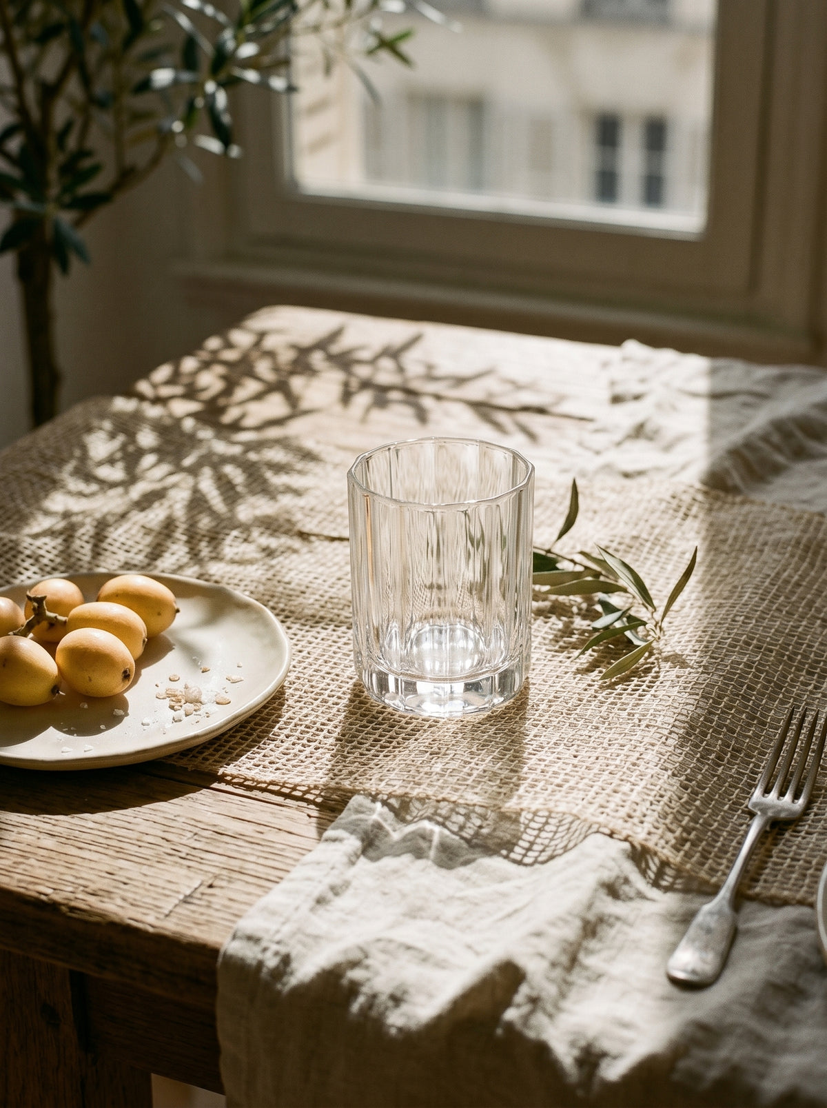 Lot de 2 Petit Verres Luno, dans un décor de table sobre – Maison Azuria