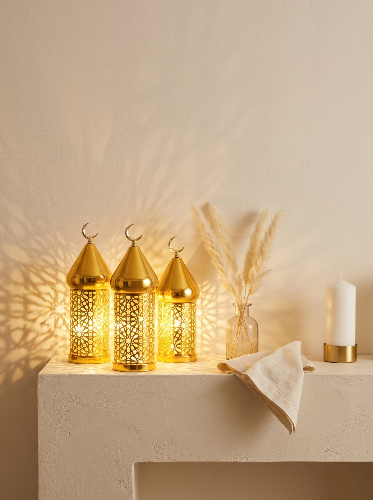 Petite Lanterne lumineuse LED, Doré, en situation, lumière naturelle – Maison Azuria