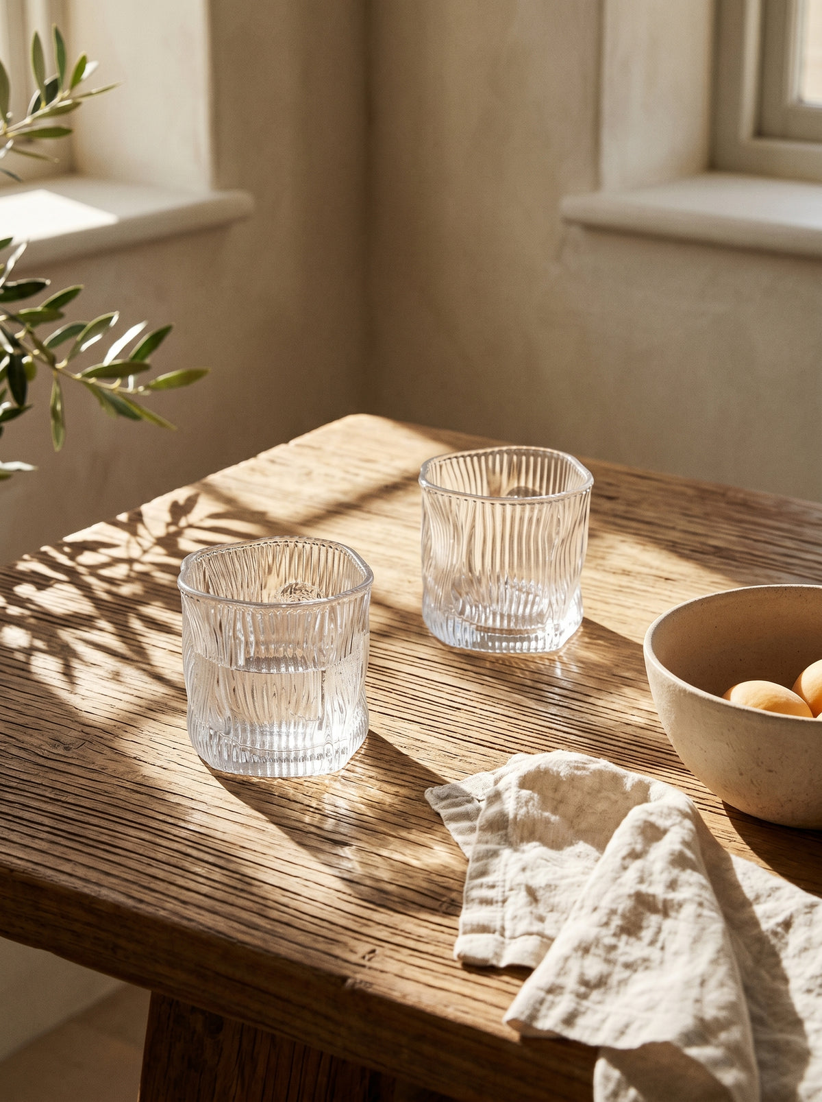 Lot de 6 Petits Verres Design Wave Lines, en situation, lumière naturelle – Maison Azuria