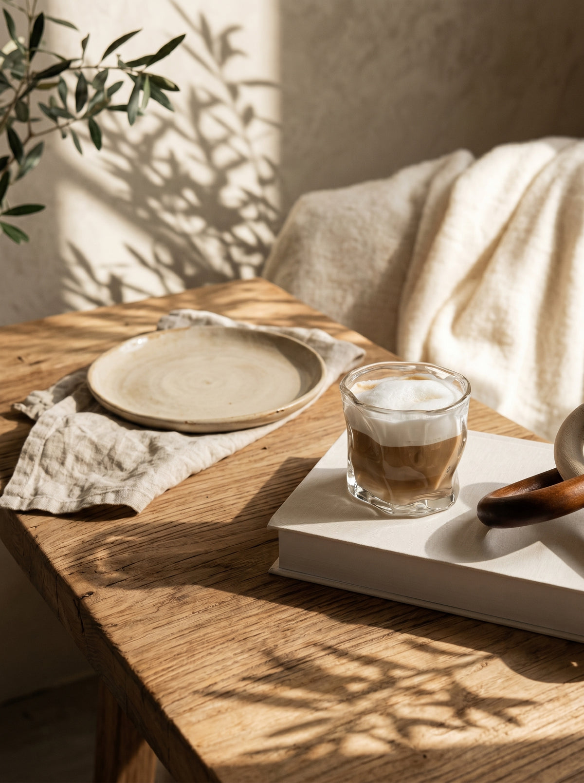 Lot de 6 Petits Verres Design Wave, mise en scène sur une table dressée – Maison Azuria