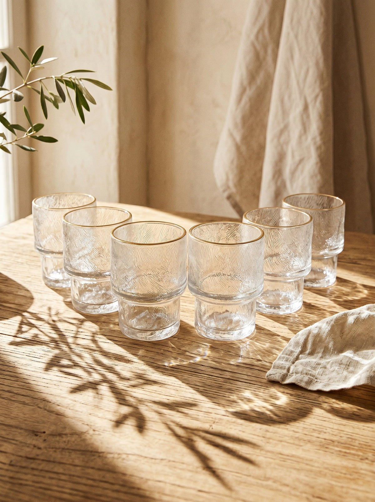 Lot de 6 petits Verres Ice, Liseré Doré, mise en scène sur une table dressée – Maison Azuria