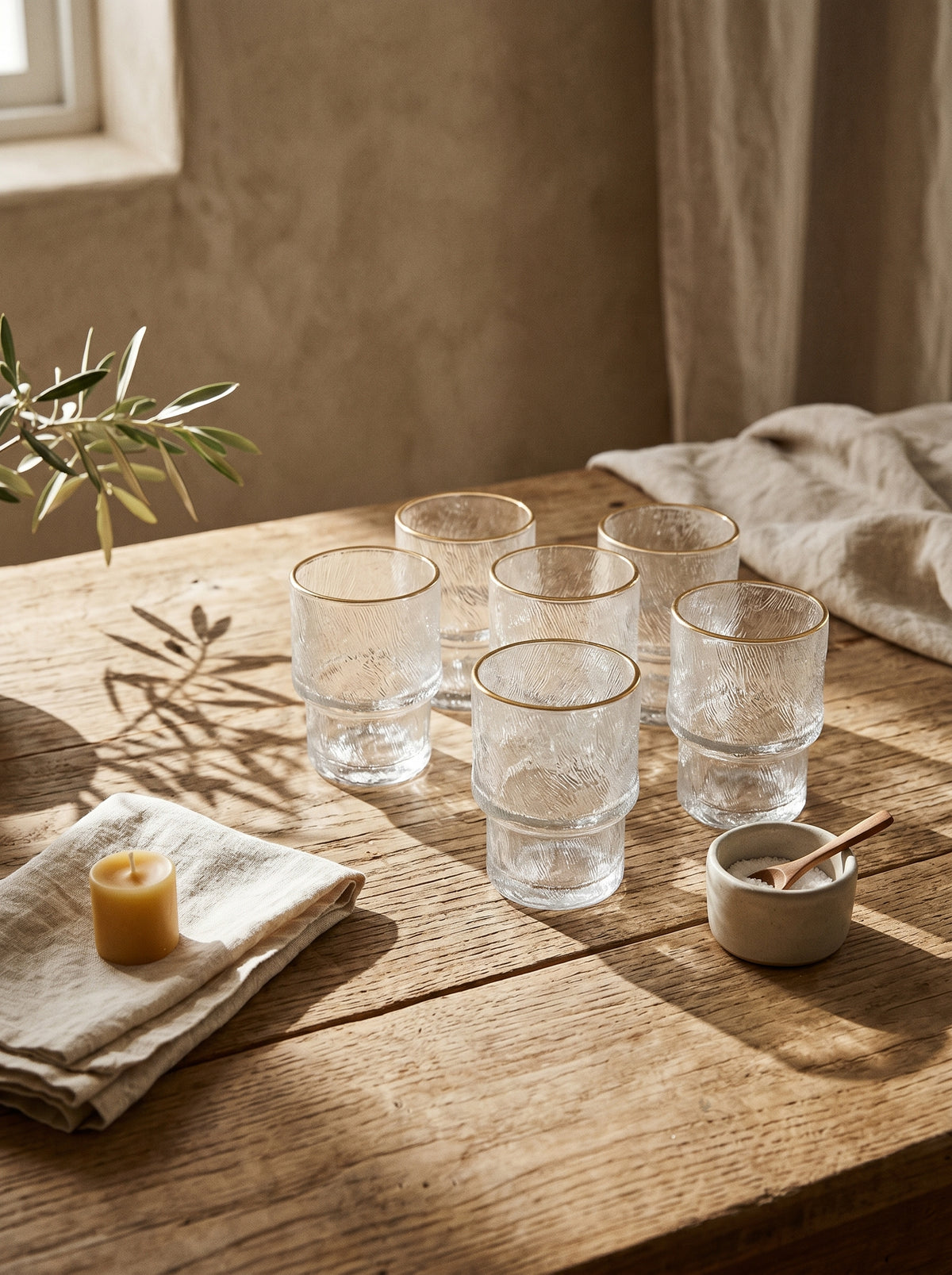 Lot de 6 petits Verres Ice, Liseré Doré, en situation, lumière naturelle – Maison Azuria