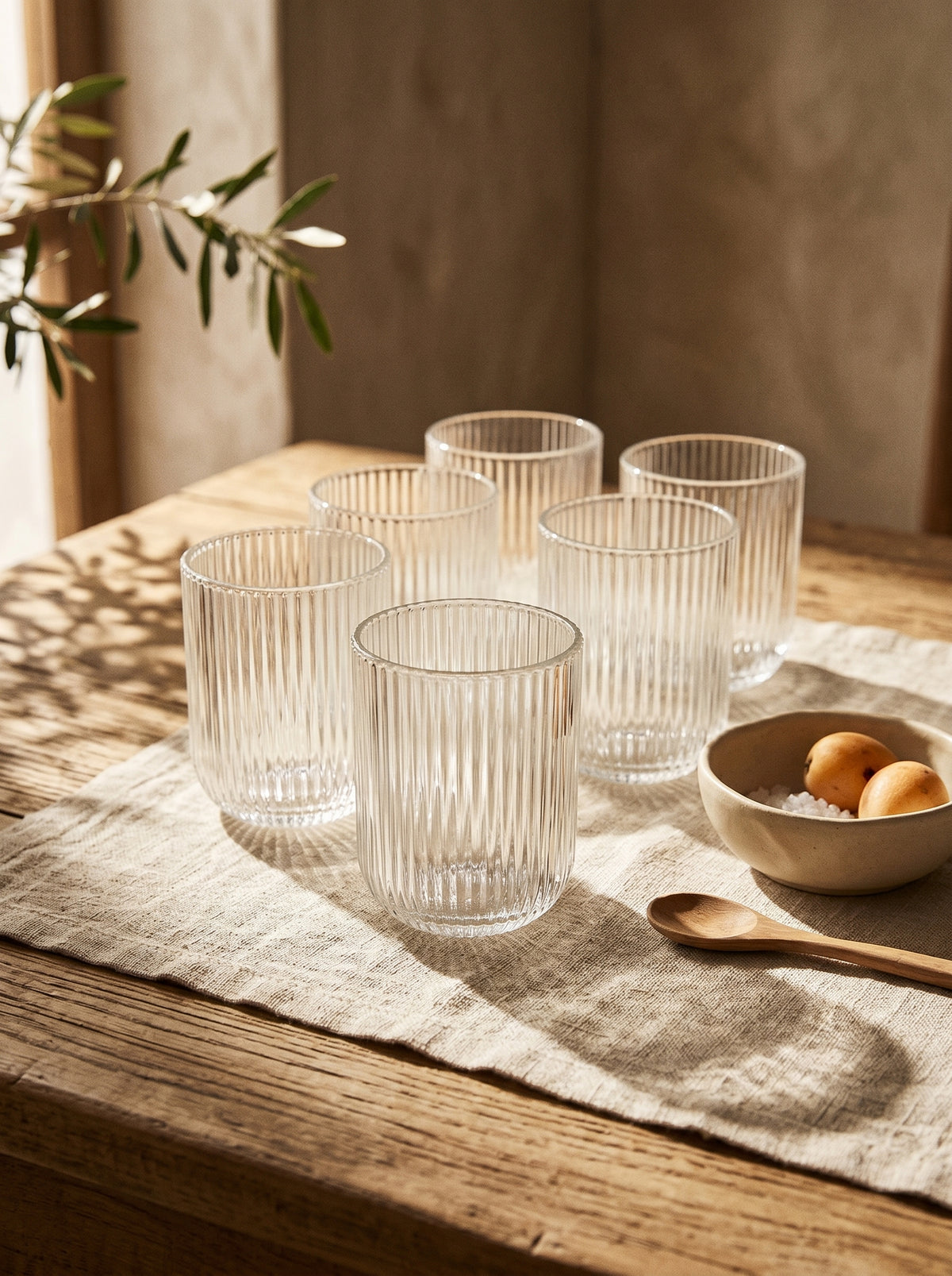 Lot de 6 Petits Verres Stripped, mise en scène sur une table dressée – Maison Azuria