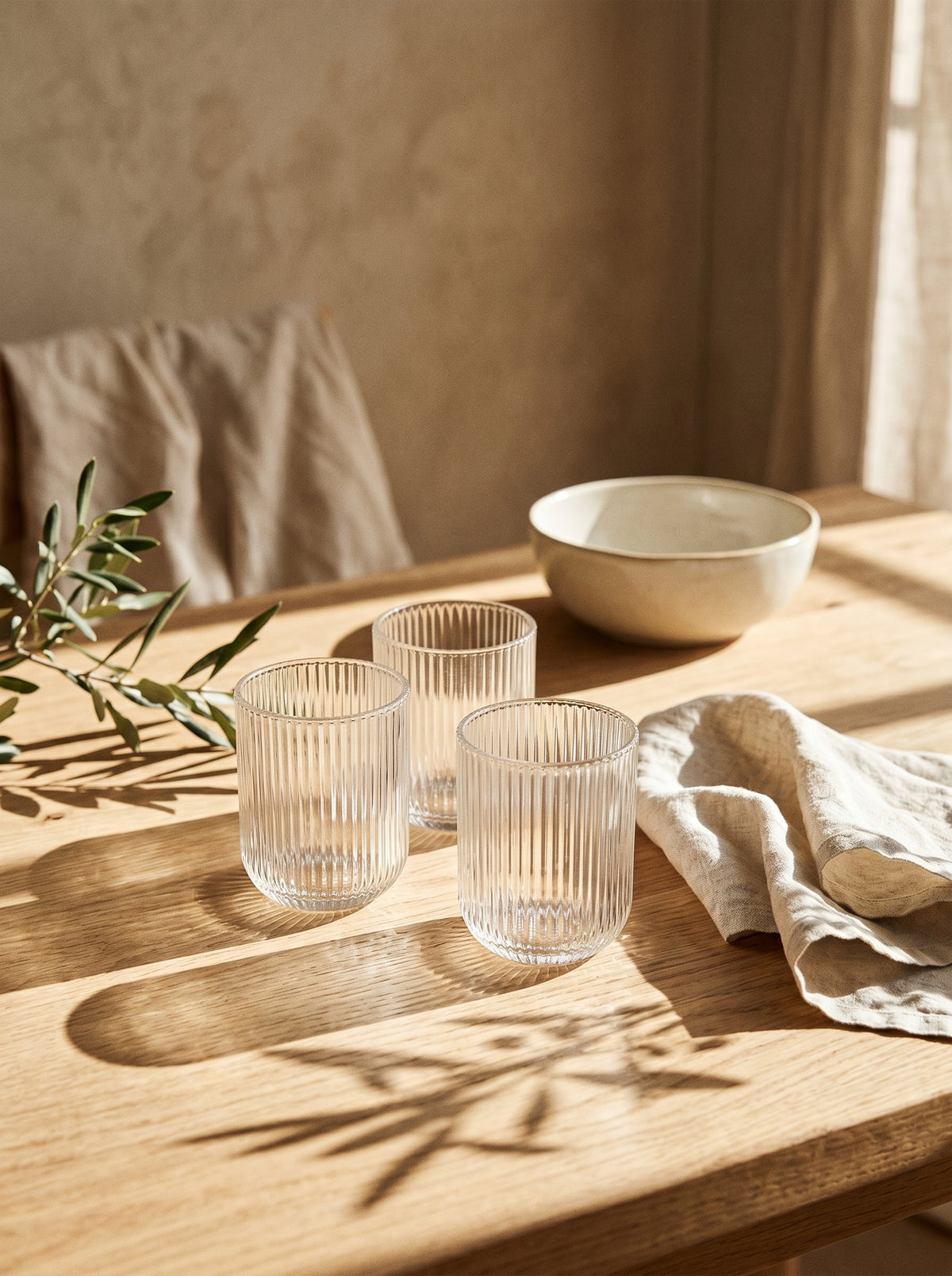 Lot de 6 Petits Verres Stripped, en situation, lumière naturelle – Maison Azuria