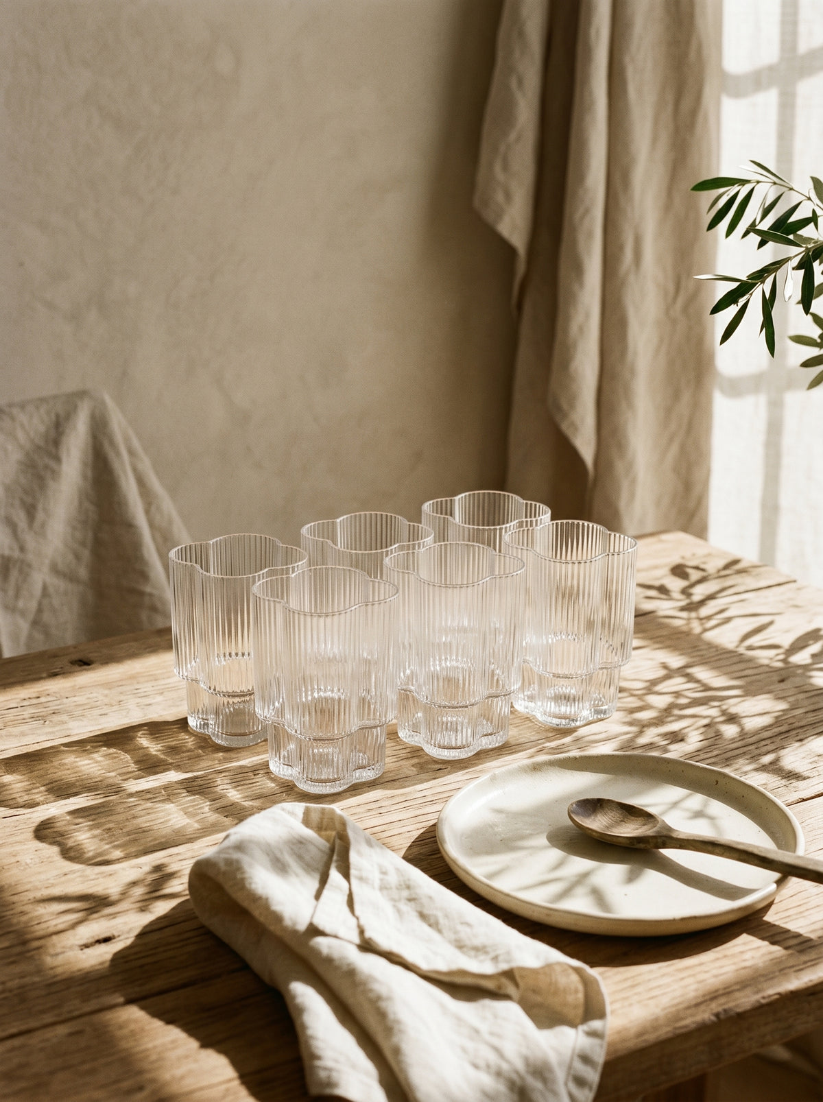 Lot de 6 petits verres Trèfle, dans un décor de table sobre – Maison Azuria