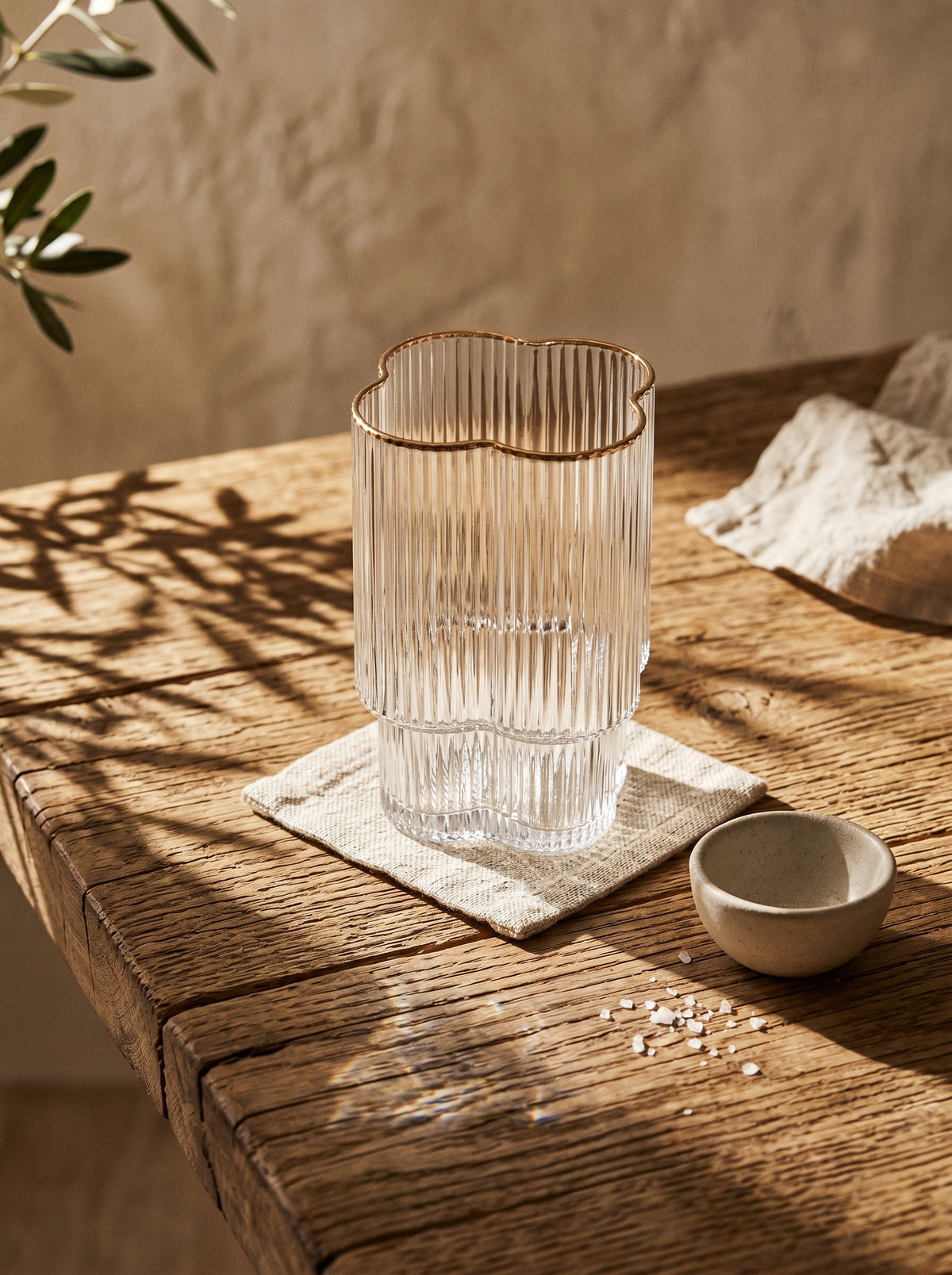 Lot de 6 Petits Verres Trèfle, Liseré doré, mise en scène sur une table dressée – Maison Azuria