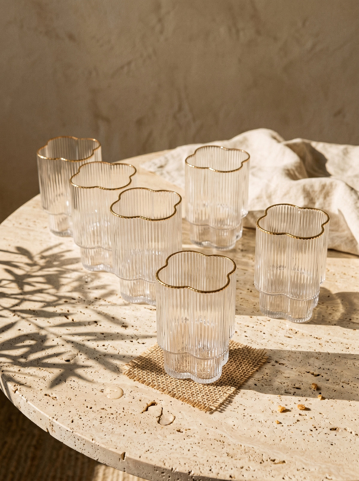 Lot de 6 Petits Verres Trèfle, Liseré doré, en situation, lumière naturelle – Maison Azuria