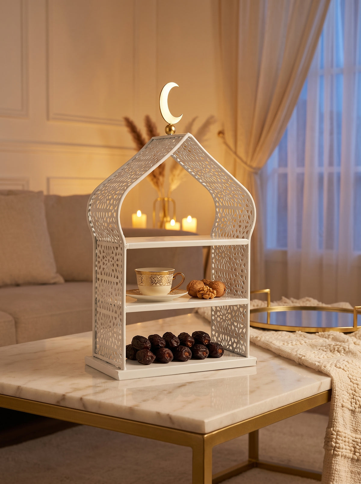 Plateau oriental 2 étages de Petite Taille, Blanc, mise en scène sur une table dressée – Maison Azuria