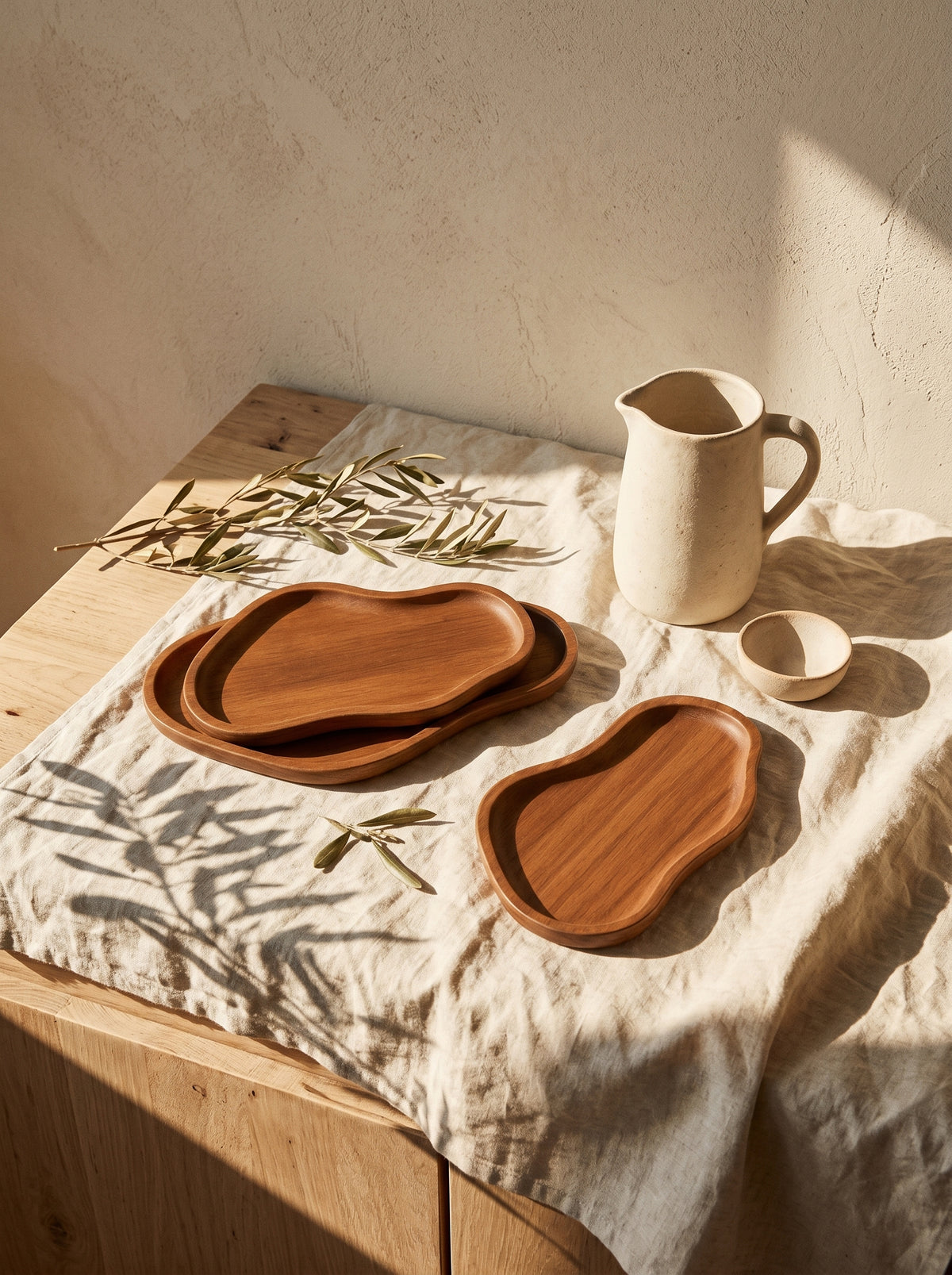 Lot de 3 plateaux en bois d’acacia, mise en scène sur une table dressée – Maison Azuria