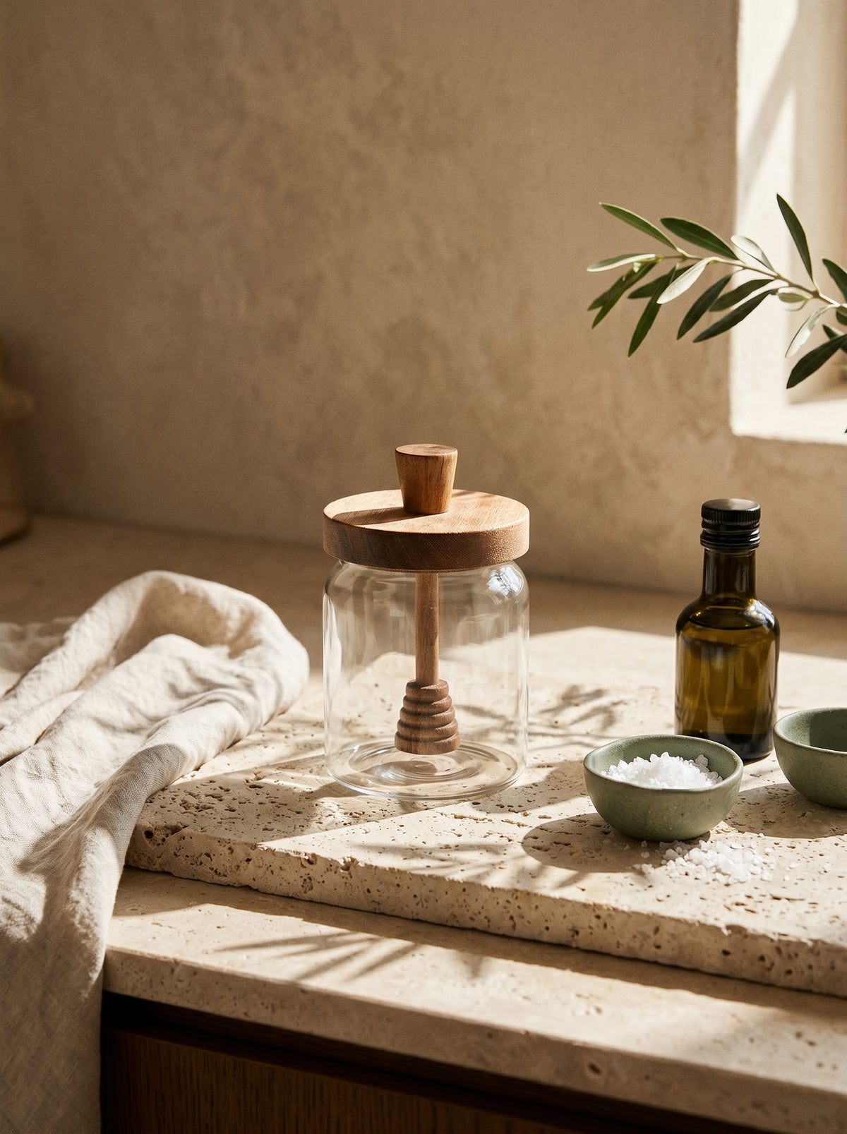 Pot de miel bois d’acacia, Rangement alimentaire, en situation, lumière naturelle – Maison Azuria