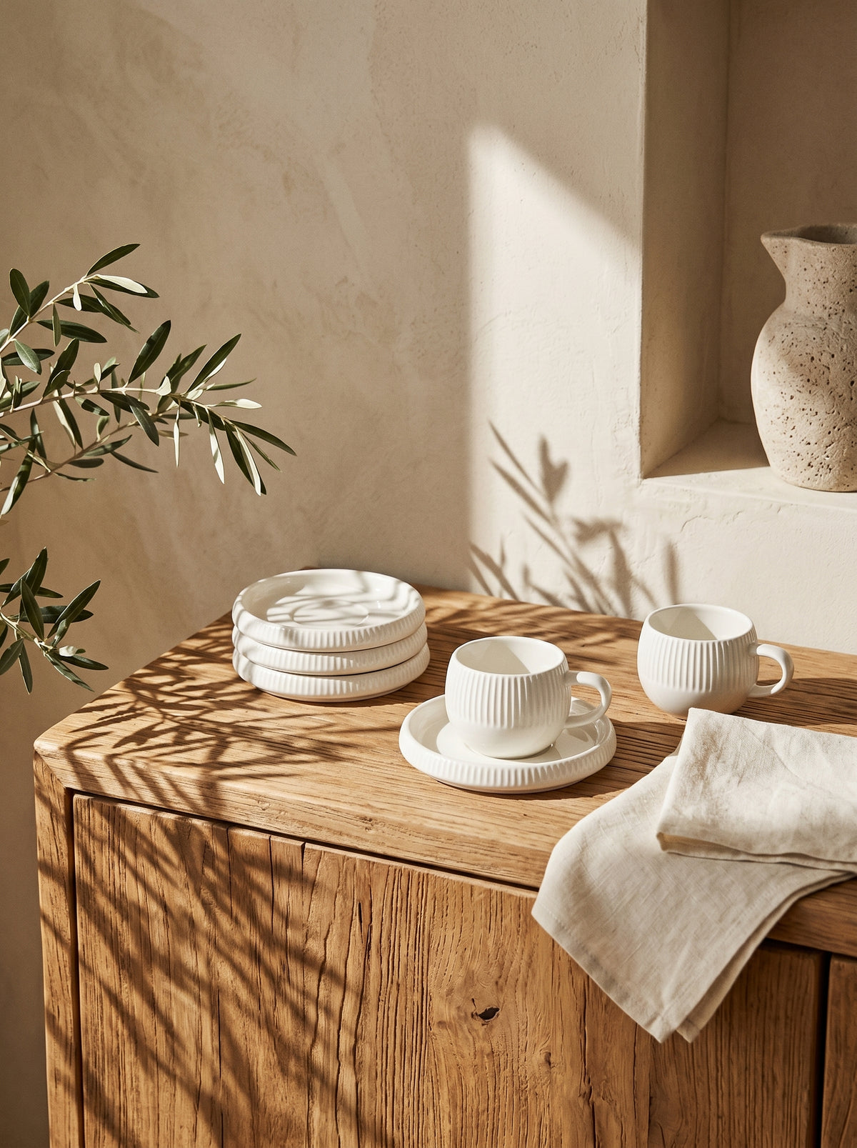 Service à café Chubby Lines, Tasses 120 ml, mise en scène sur une table dressée – Maison Azuria