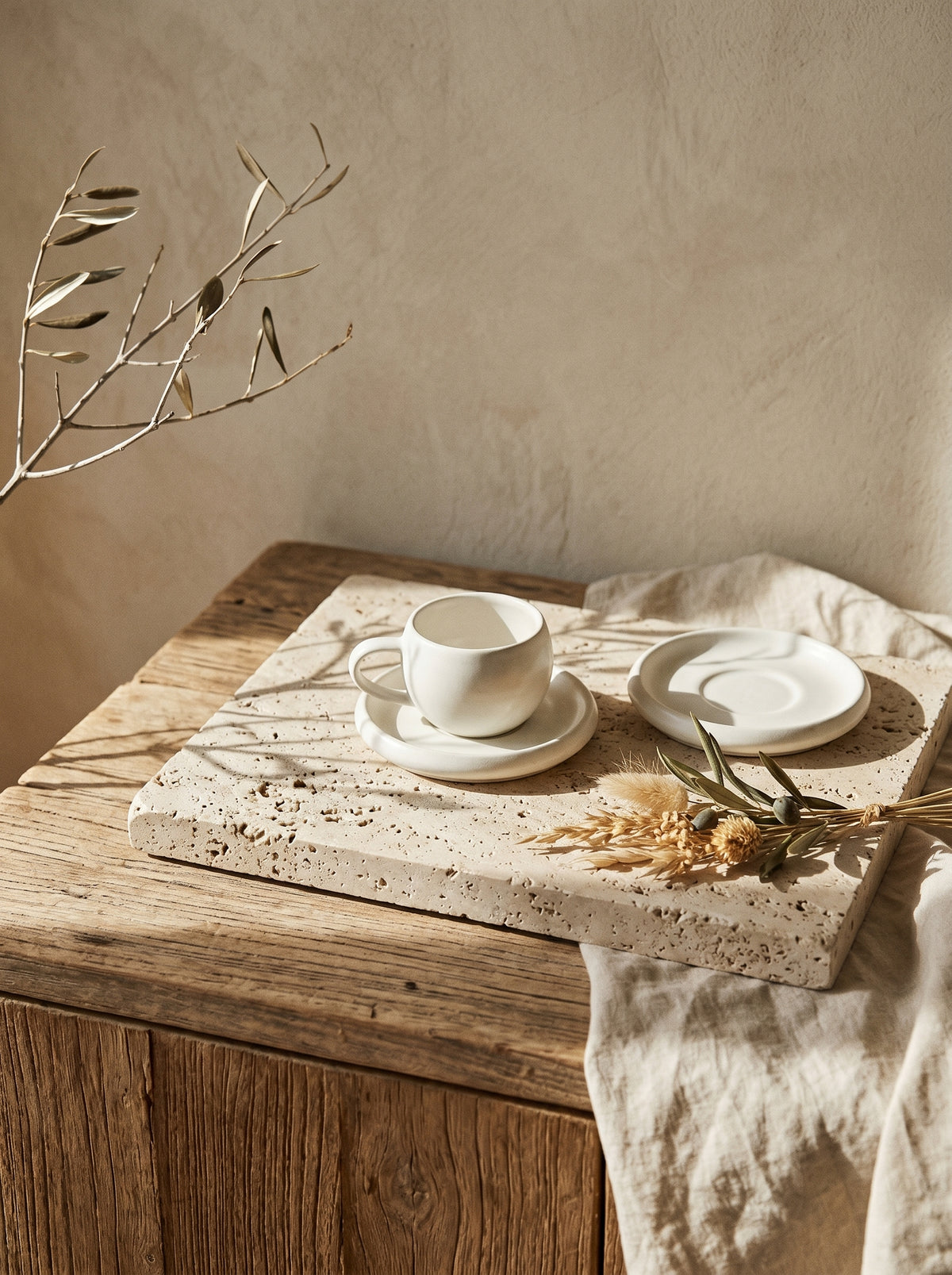 Service à café Chubby, Tasses 120 ml, mise en scène sur une table dressée – Maison Azuria