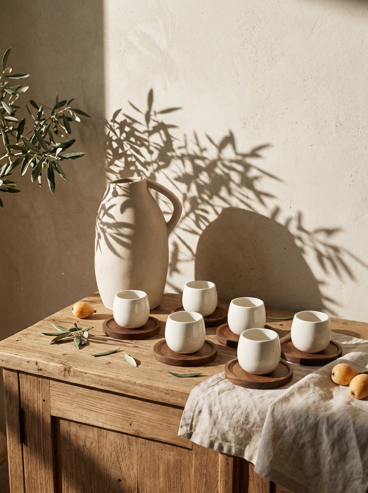 Service à café Egg Wood, Tasses 80 ml avec support bois, dans un décor de table sobre – Maison Azuria