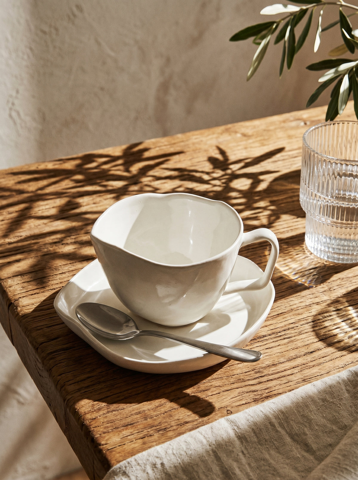 Service à café New Capital, Tasses 200 ml, dans un décor de table sobre – Maison Azuria