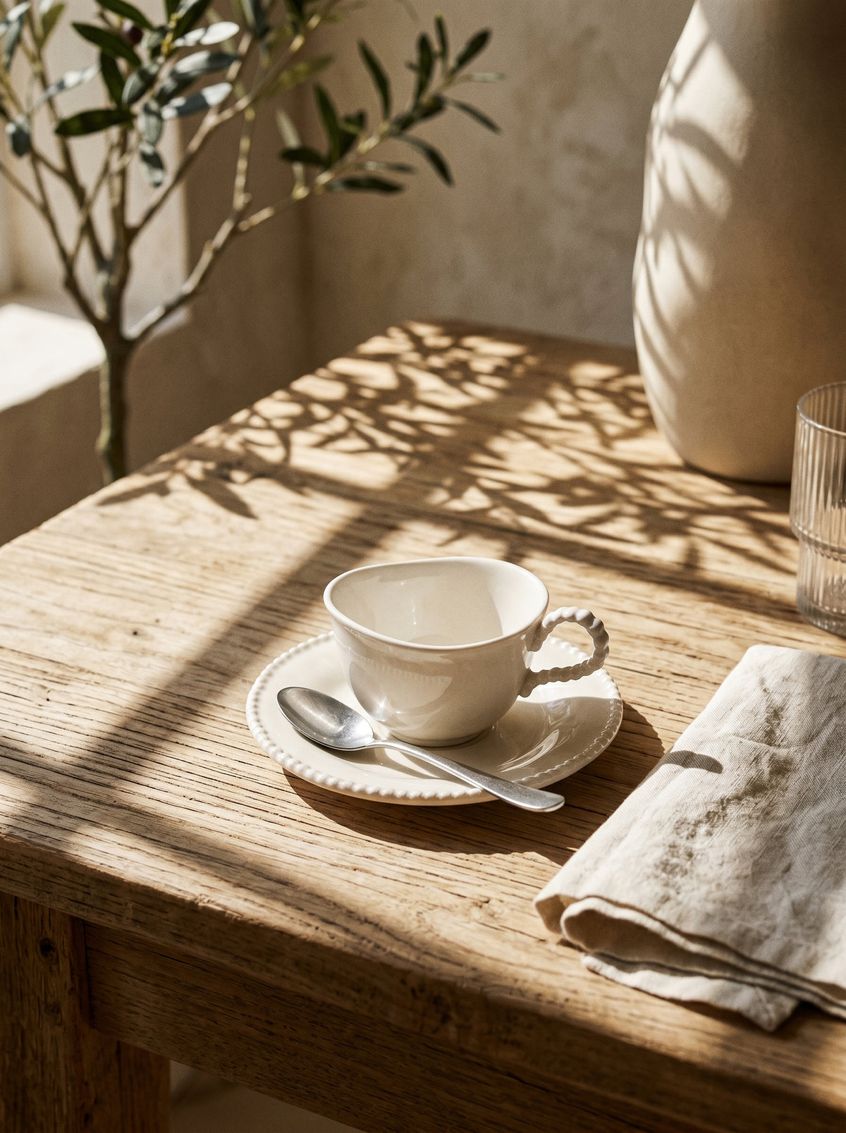 Service à café Pearl Coffee, Tasses 120 ml, en situation, lumière naturelle – Maison Azuria