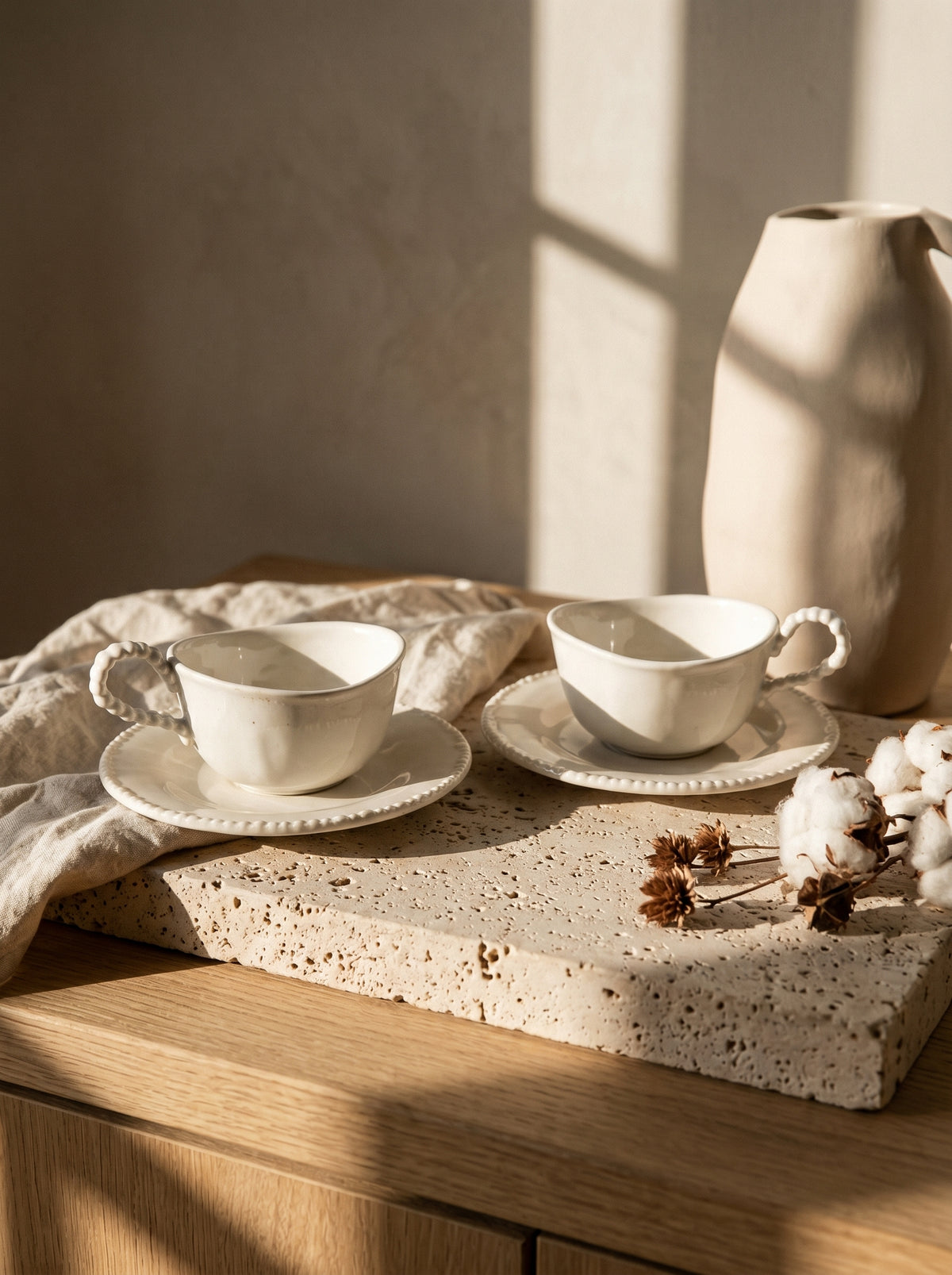 Service à café Pearl Coffee, Tasses 200 ml, mise en scène sur une table dressée – Maison Azuria