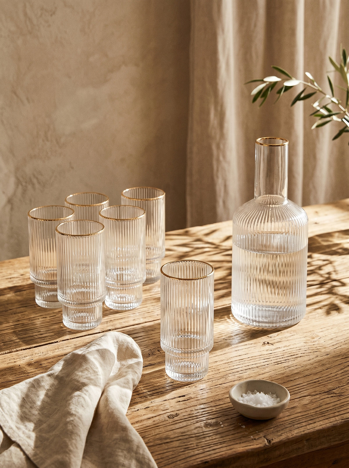 Service carafe et verres, Liseré doré, mise en scène sur une table dressée – Maison Azuria