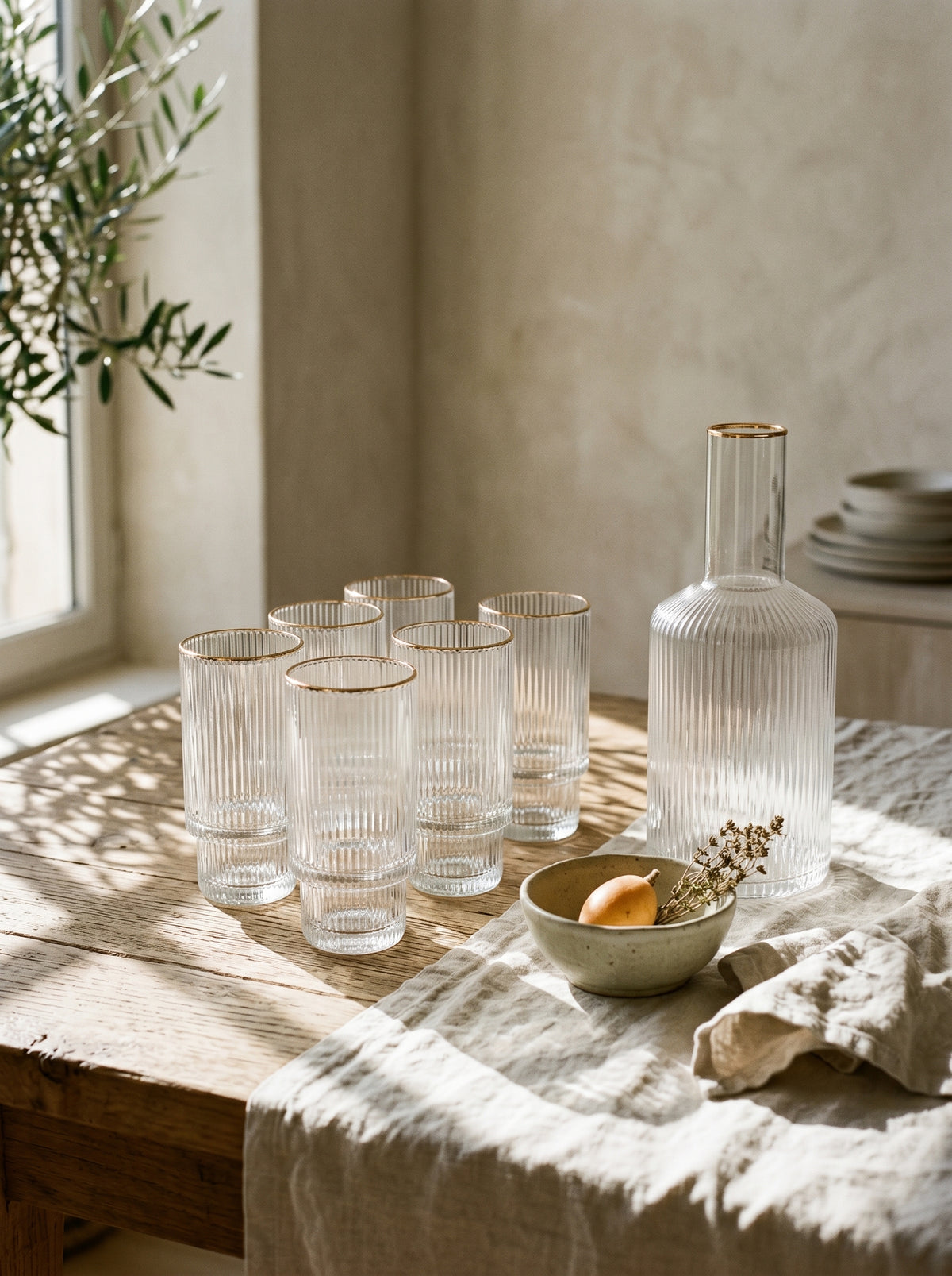 Service carafe et verres, Liseré doré, dans un décor de table sobre – Maison Azuria