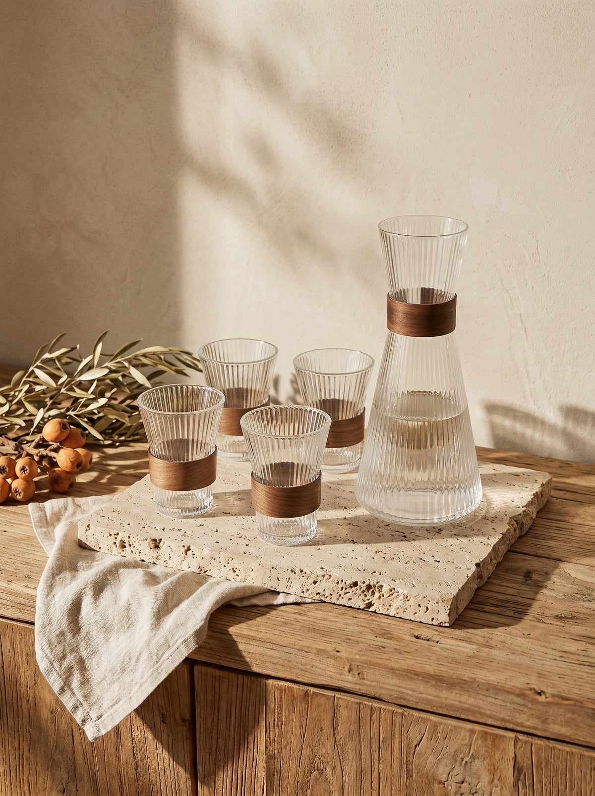Service carafe et verres avec support en acacia, mise en scène sur une table dressée – Maison Azuria