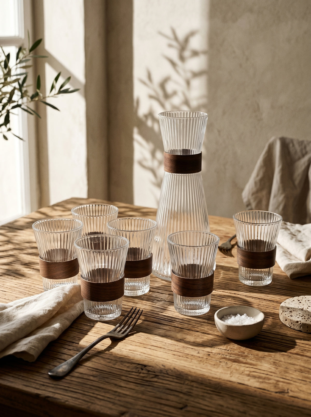 Service carafe et verres avec support en acacia, en situation, lumière naturelle – Maison Azuria