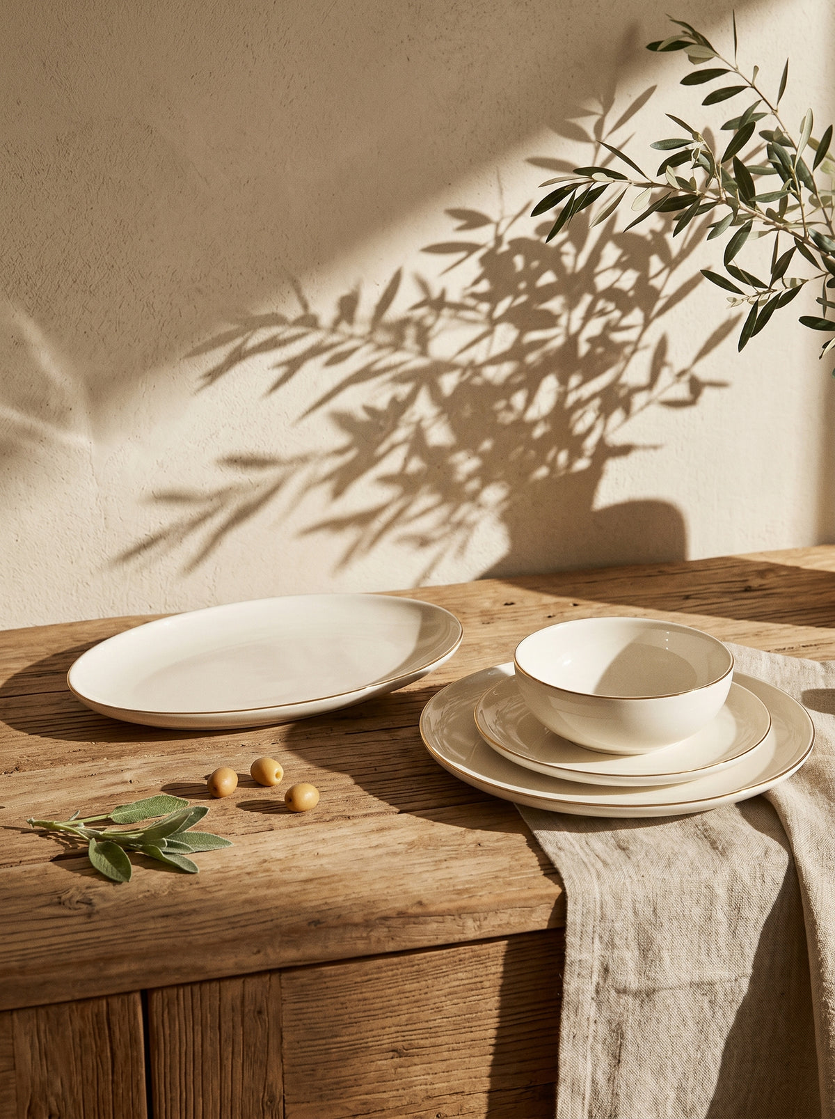 Service de vaisselle Élégance, mise en scène sur une table dressée – Maison Azuria