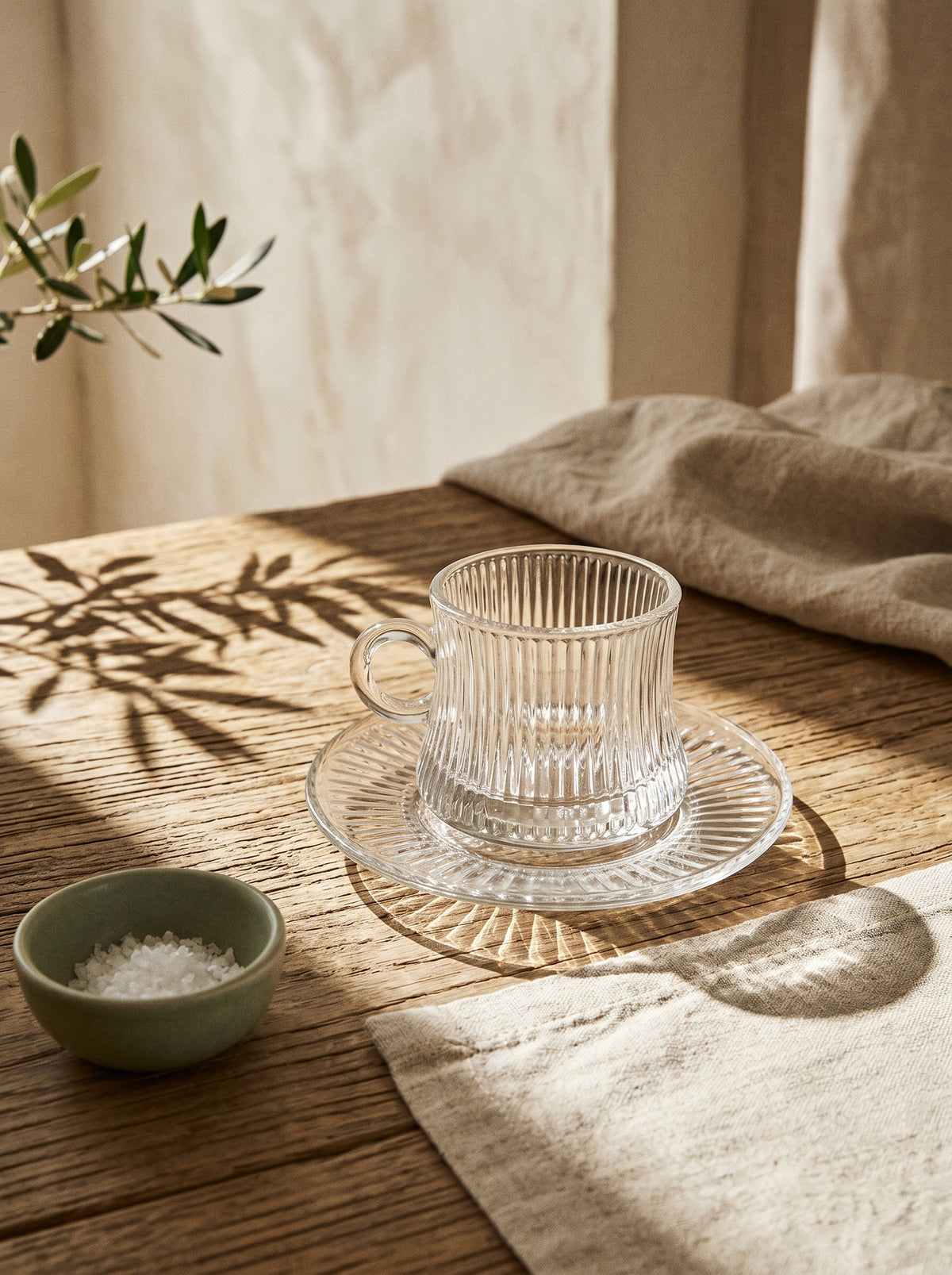 Service à Thé et Café, Lot de 6 Verres, mise en scène sur une table dressée – Maison Azuria