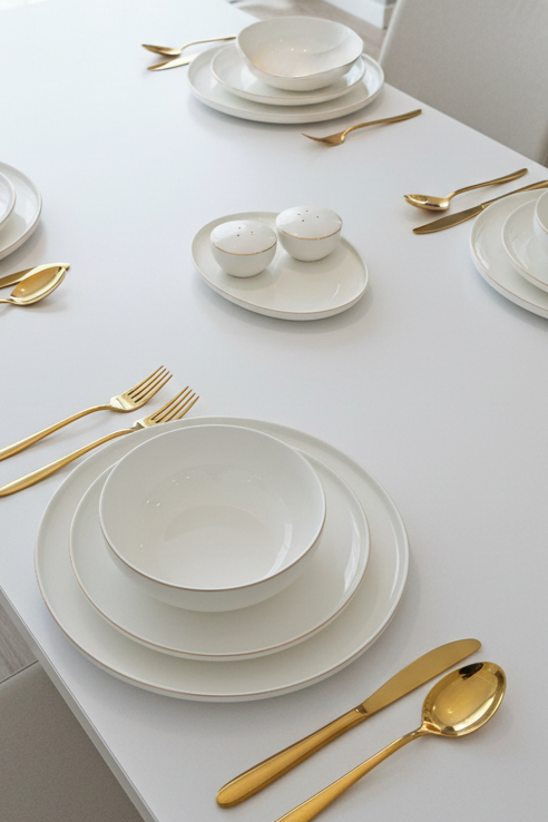 Service à vaisselle Anna 27 pièces en porcelaine liseré doré, vue 5 – Maison Azuria