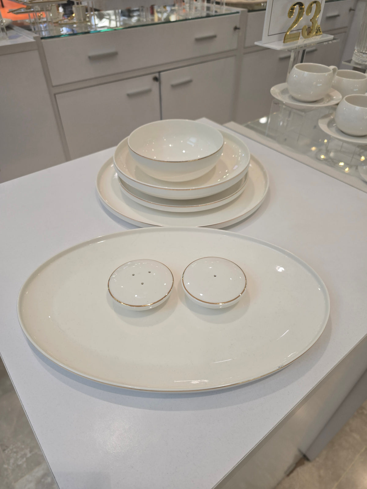 Service à vaisselle Anna 27 pièces en porcelaine liseré doré, vue 7 – Maison Azuria
