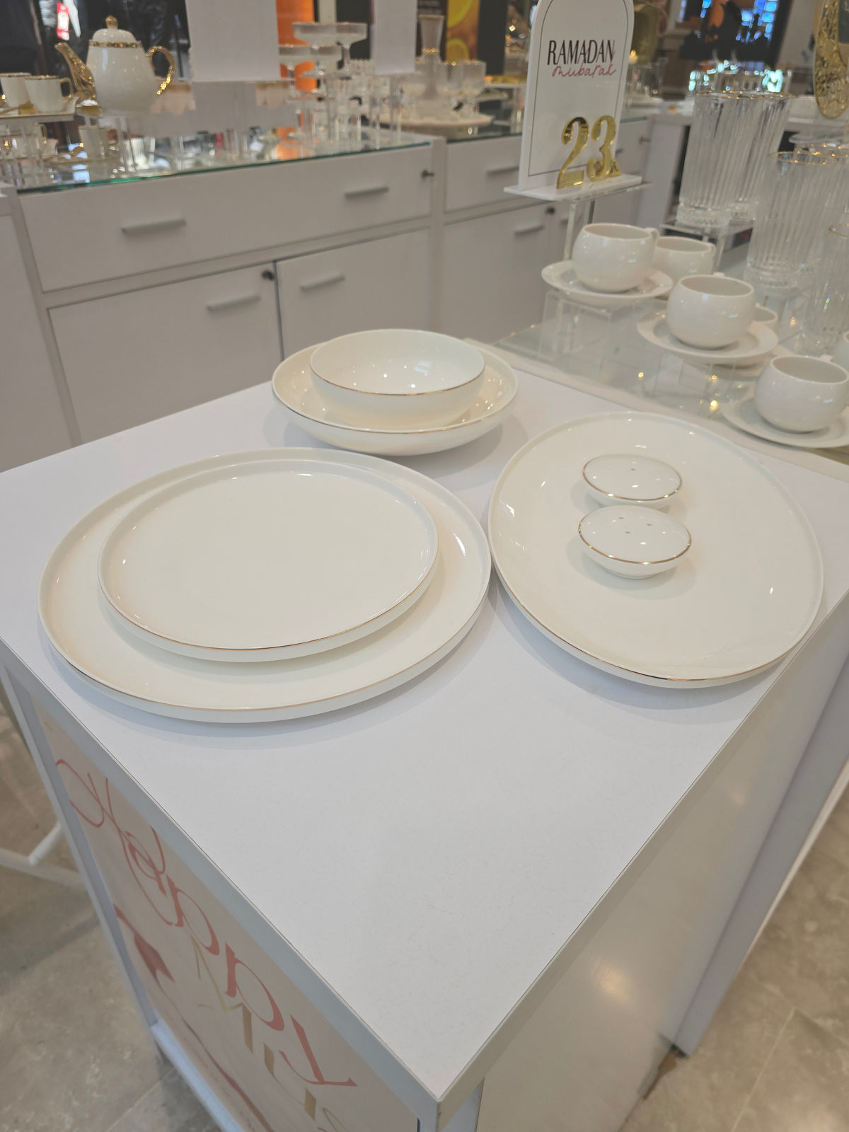 Service à vaisselle Anna 27 pièces en porcelaine liseré doré, vue 8 – Maison Azuria