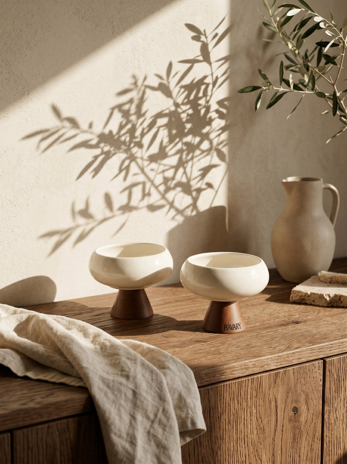 Set de 2 coupelles Mira avec pied en bois d’acacia, en situation, lumière naturelle – Maison Azuria