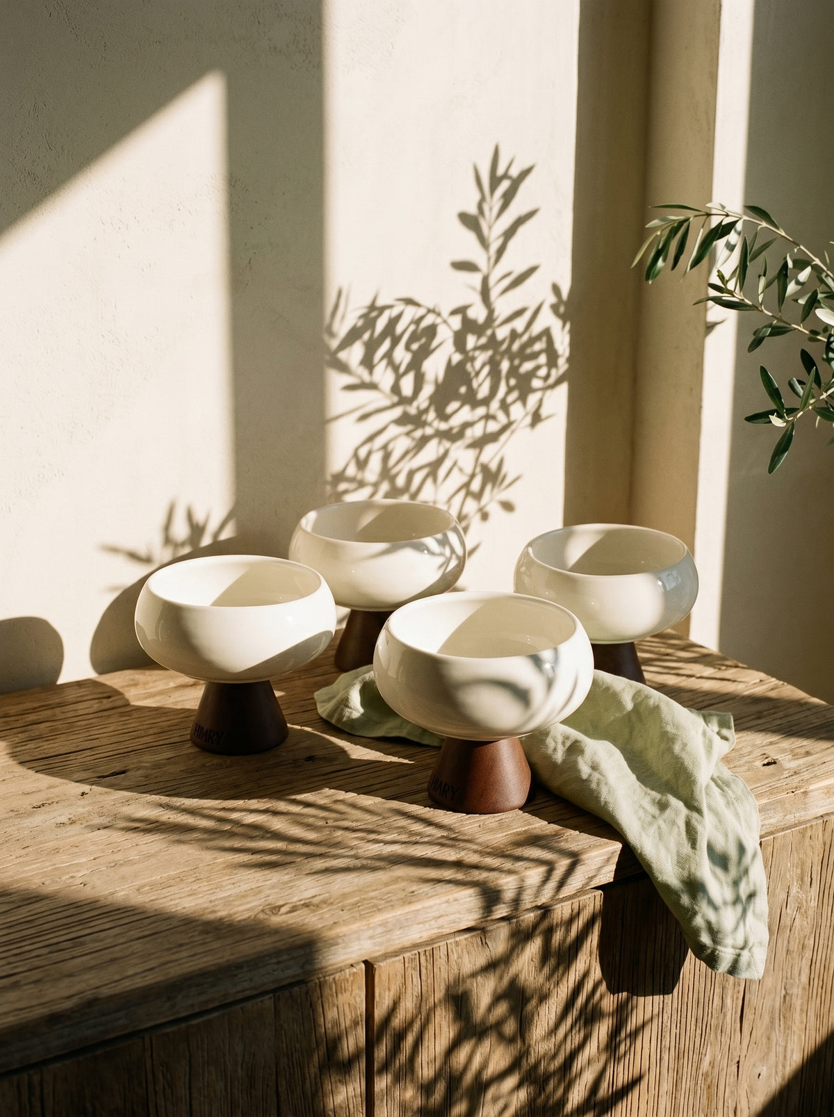 Set de 4 bols Mira avec pied en bois d’acacia, mise en scène sur une table dressée – Maison Azuria