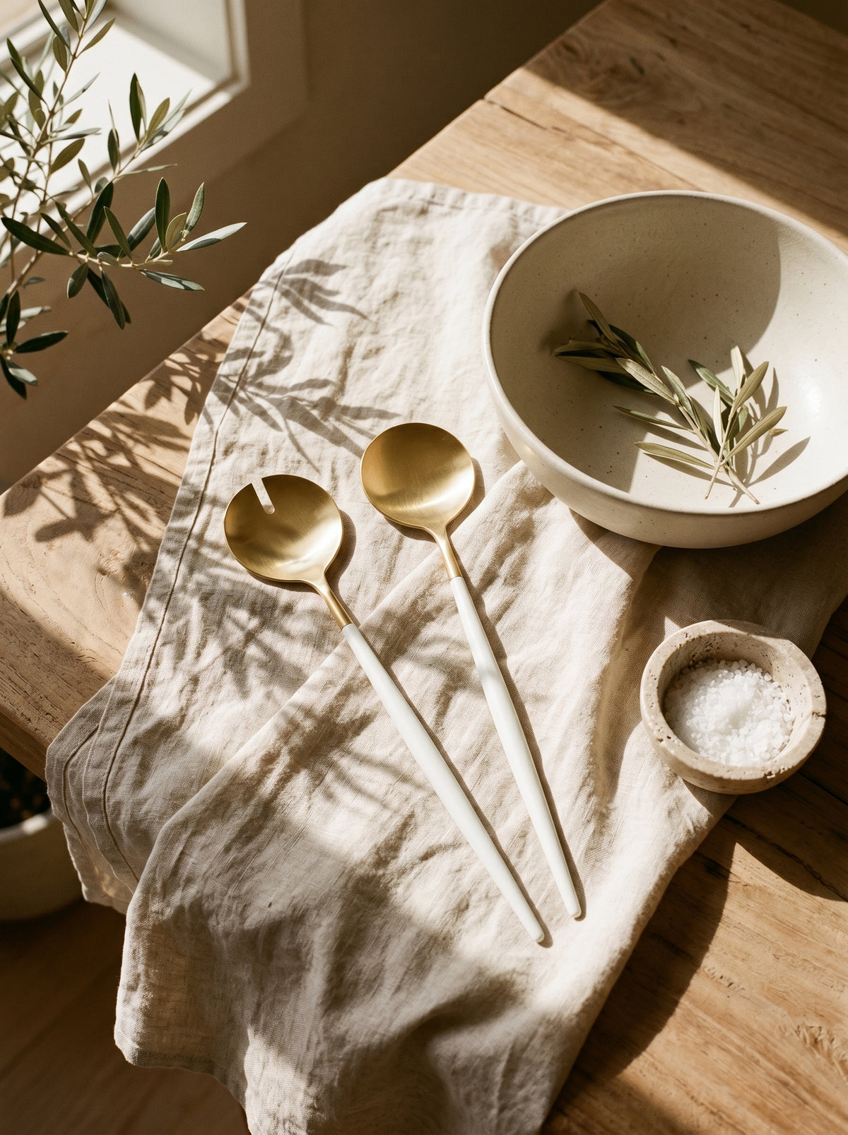 Set à Salade Design Doré et Blanc, mise en scène sur une table dressée – Maison Azuria