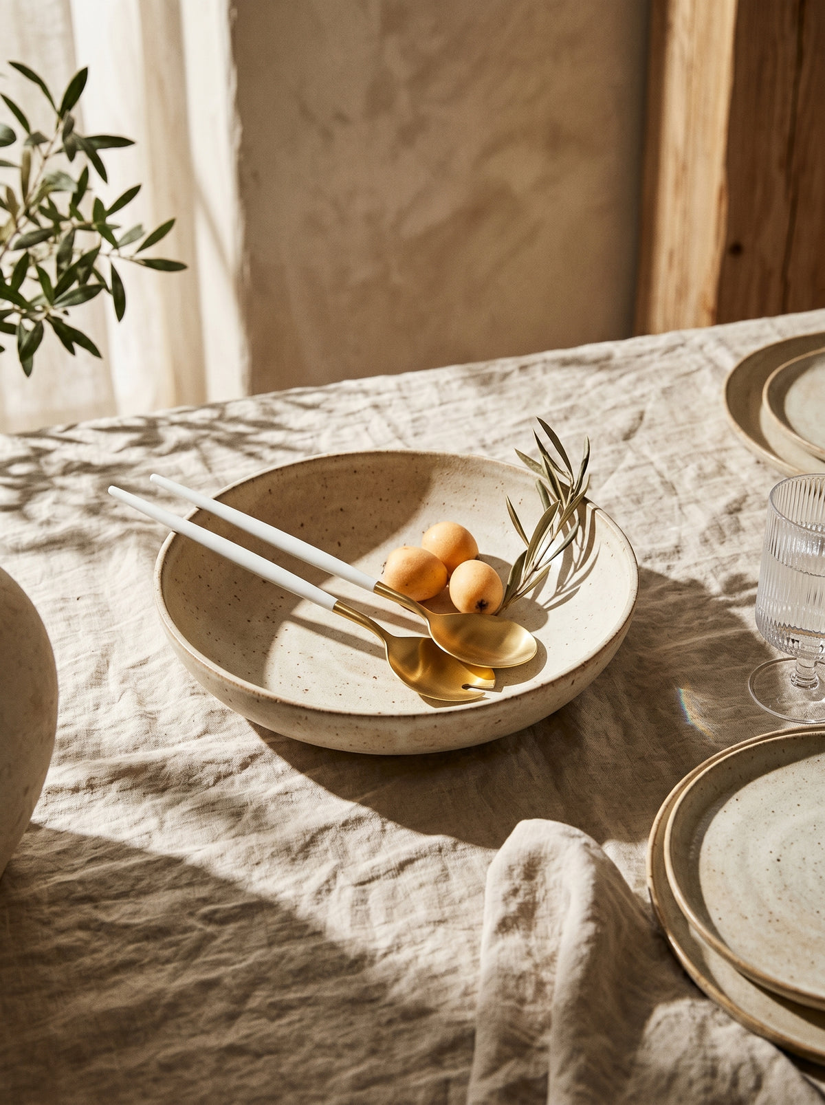 Set à Salade Design Doré et Blanc, en situation, lumière naturelle – Maison Azuria