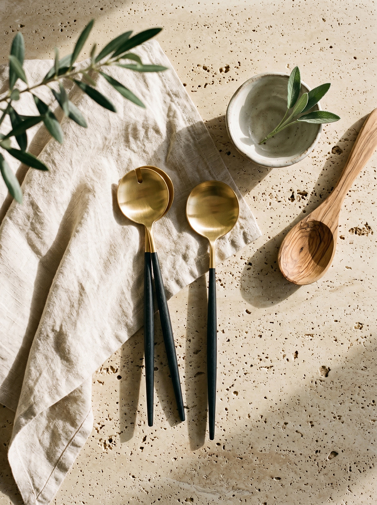 Set à Salade Design Doré et Noir, mise en scène sur une table dressée – Maison Azuria