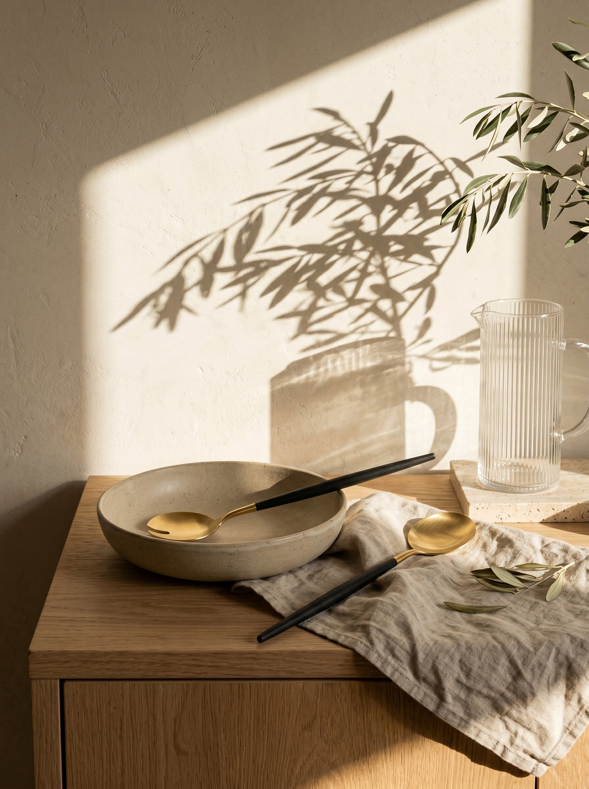 Set à Salade Design Doré et Noir, dans un décor de table sobre – Maison Azuria
