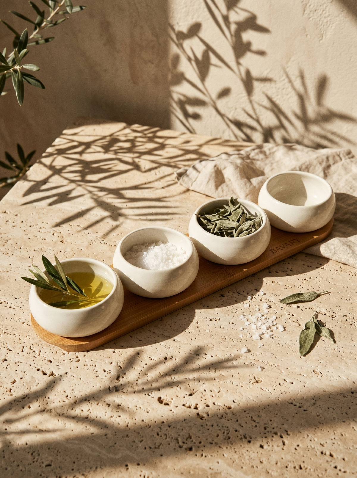 Set de bols apéritif Chubby avec support en bambou, mise en scène sur une table dressée – Maison Azuria