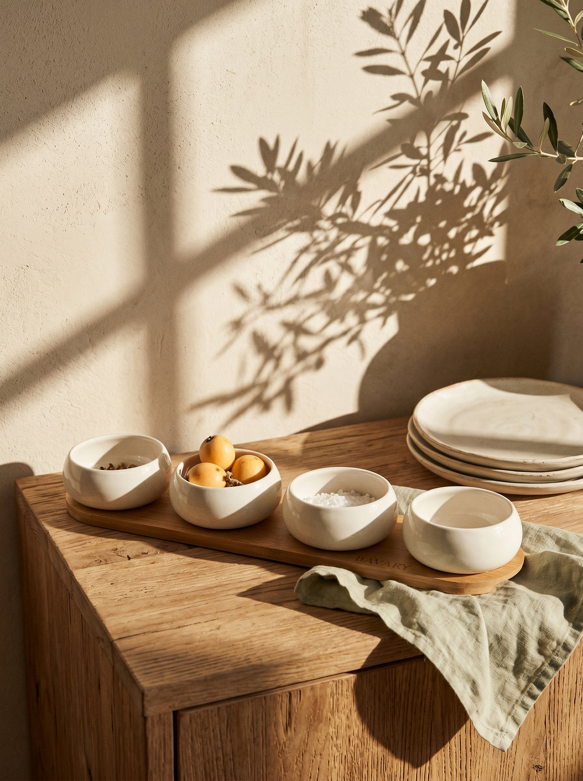 Set de bols apéritif Chubby avec support en bambou, dans un décor de table sobre – Maison Azuria
