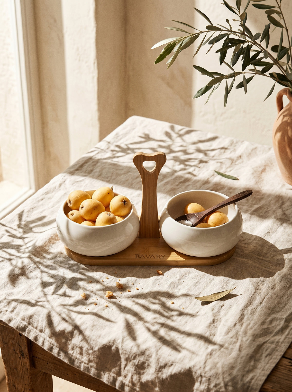 Set de bols apéritif Chubby avec support en bambou, mise en scène sur une table dressée – Maison Azuria