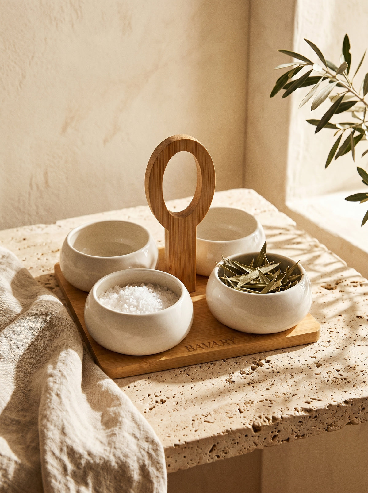 Set de bols apéritif Chubby avec support en bambou, mise en scène sur une table dressée – Maison Azuria