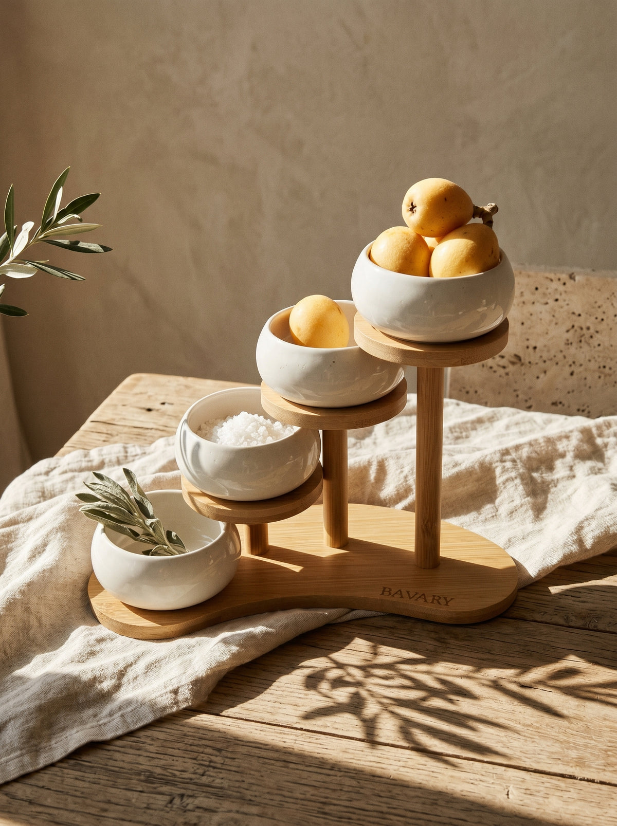 Set de bols apéritif Chubby avec support en bambou, dans un décor de table sobre – Maison Azuria
