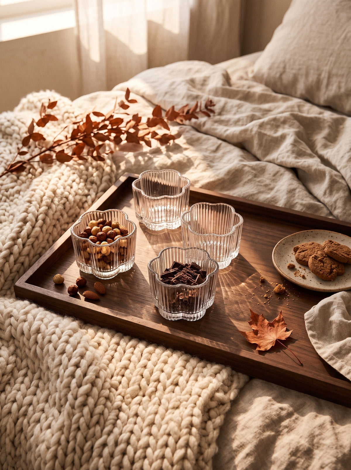 Set de 6 bols apéritif Clover en forme de fleur, ambiance d'automne, lumière chaude – Maison Azuria
