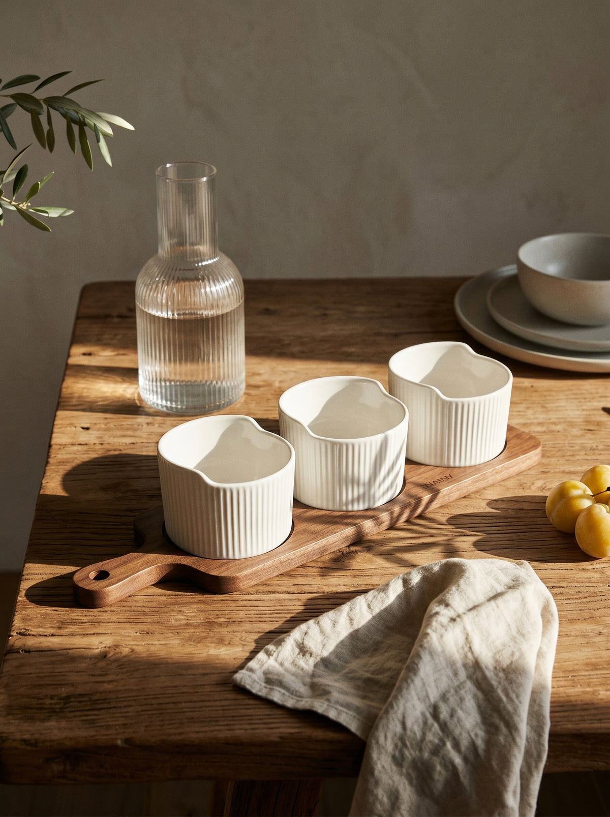 Set de bols apéritif avec support en bois d’acacia, mise en scène sur une table dressée – Maison Azuria