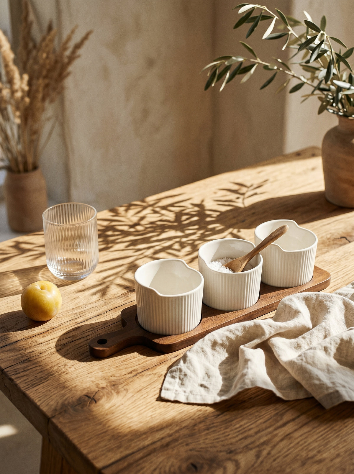 Set de bols apéritif avec support en bois d’acacia, en situation, lumière naturelle – Maison Azuria