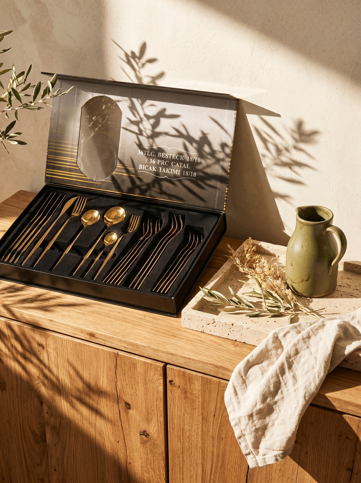 Set Complets de Couverts, Ménagère 36 pièces, Inox Doré, mise en scène sur une table dressée – Maison Azuria
